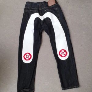 Evisu jeans - Evisu jeans i fint skick storlek 29x34 men passar nog runt storlek 32 i längden