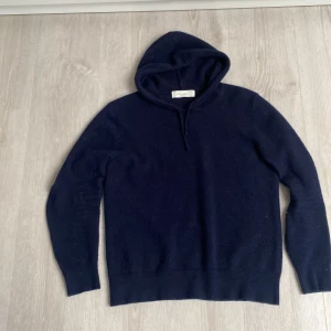 Mörkblå kashmir från Sayless - Mysig mörkblå hoodie från Sayless i lyxig kashmir. Riktig skönt när det börjar bli kallare.    Obs! Står S i tröjan men tycker den är mer xs-S