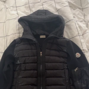 Moncler cardigan - Säljer min moncler cardigan då den it riktigt är min stil längre. Fick den i julklapp av min brorsa förra året o har bara använt den några utekvällar. Riktigt varm jacka bra nu för kallare väder o den är som sagt näst intill ny. Kom pv mid minsta fråga. Fraktar via instabox eller möts upp i Halmstad