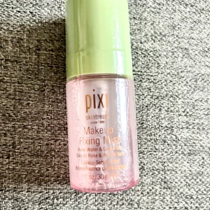 Pixi Makeup Fixing Mist 30ml - Makeup Fixing Mist från Pixi med rosenvatten och grönt te. Kommer i en genomskinlig rosa plastflaska med ljusgrönt lock. Perfekt för att fräscha upp sminket under dagen och ge huden en återfuktad känsla. Innehåller 30 ml.