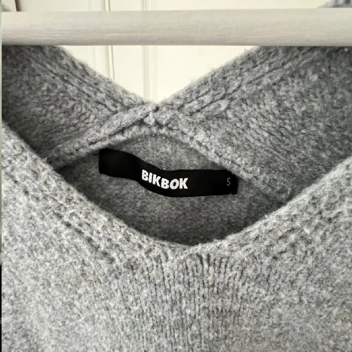 Grå stickad tröja från BikBok - 1