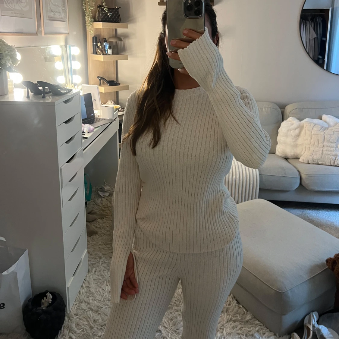 Vit ribbad långärmad tröja och byxa