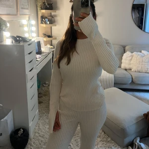 Vit ribbad långärmad tröja och byxa - Vit ribbad långärmad tröja och ett par utsvängda byxor som matchar tröjan från HM. Aldrig använda❣️ Storlek S i byxorna och M i tröjan.
