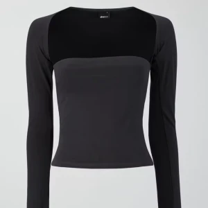 Mörkgrå topp Gina Tricot  - Säljer denna mörkgråa soft touch toppen från Gina Tricot. Toppen har fyrkantig halsringning och är i ett stretchigt mjukt material💕Nypris 259kr