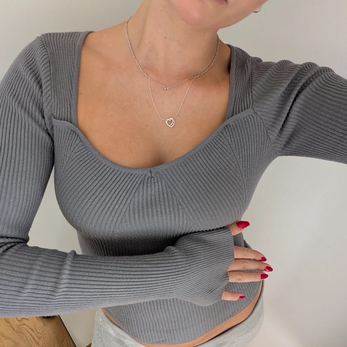 Grå ribbad långärmad topp