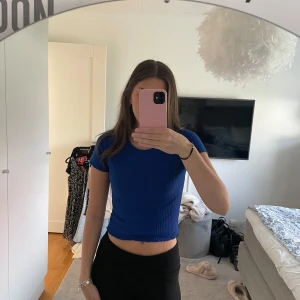 Blå T-shirt - Blå T-shirt från Only i strl XS. I fint skick men använd några gånger 