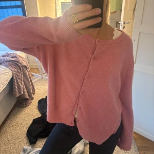 Rosa kofta med knappar - Mysig rosa kofta med rund halsringning och knäppning framtill🌺