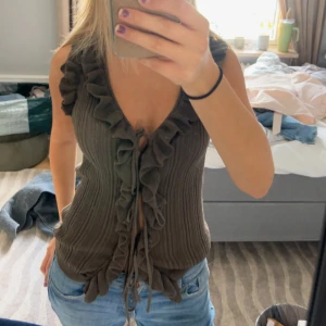 Grön topp - Super snygg grön topp från Zara. Köpt i vintras och använd typ två gånger! 