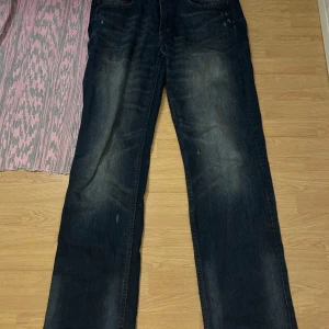 Weekday Cheap Monday jeans - Snygga jeans från weekday. Användna 3 gånger sparsamt. Säljer dem för att de är för långa i benen. Jag är 192cm och de hamnar under min sko när jag går. Skulle rekommendera dem starkt om du är ett par cm längre.