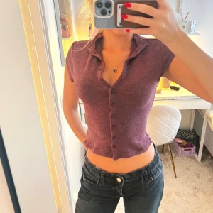 Lila croppad blus med knappar - Köpt second hand