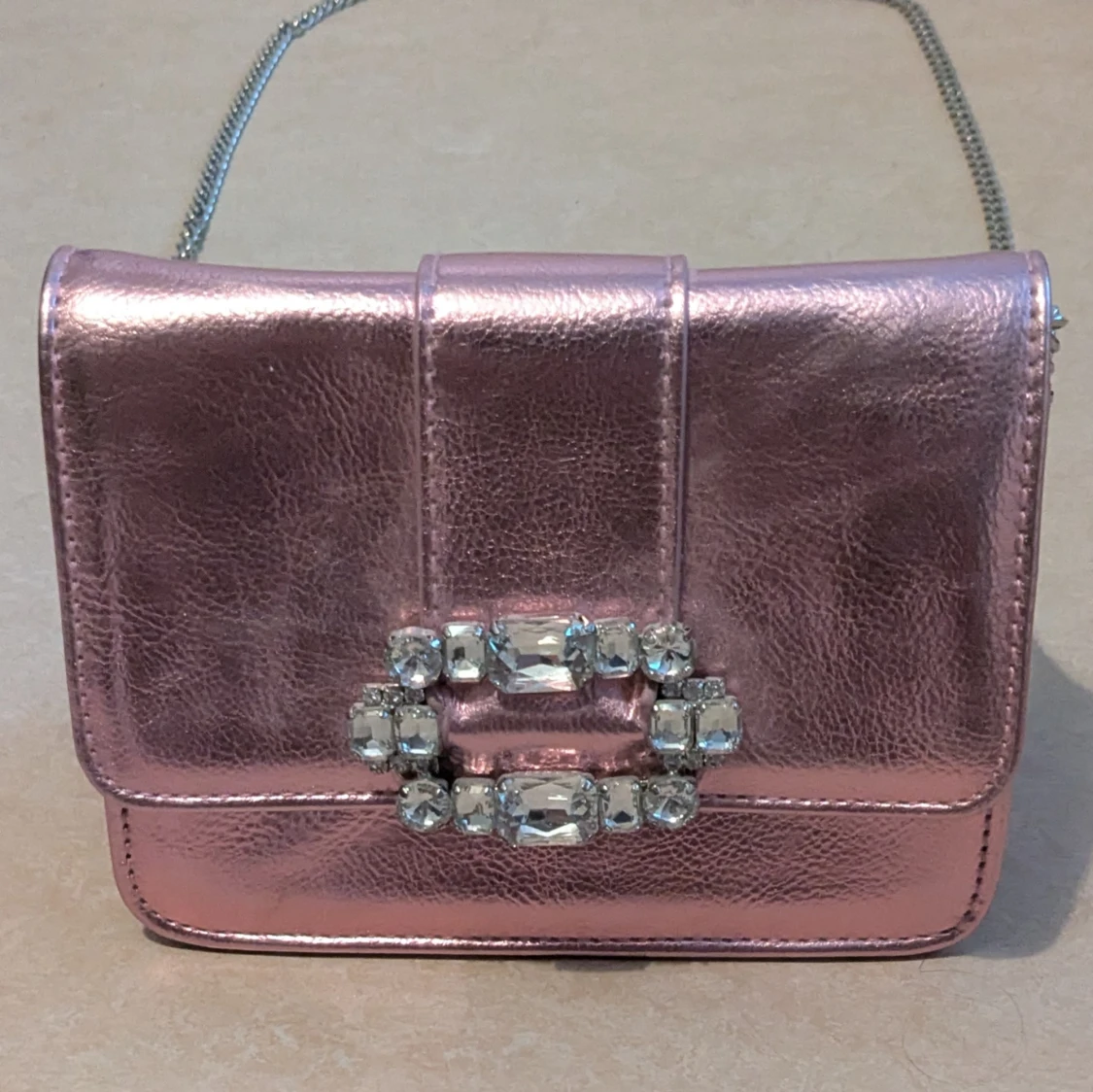 Rosa metallic axelväska med strass