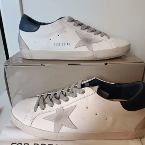 Golden Goose Superstar sneakers vit/grå - Helt nya golden goose med alla matrial såsom dustbag och autentiska passport för att bevisa autenticitet, fått de som present men passade inte. OBS priset kan diskuteras!!!!