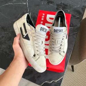 Diesel sneakers - Snygga sneakers från Diesel. skorna har en röd sula och en beat design vilket gör dom unika! Storleken är 41 men passar även 42/43. nypris: 2500kr. Priset är diskutabelt! Vid frågor eller funderingar så ska du inte tveka på att kontakta⭐️