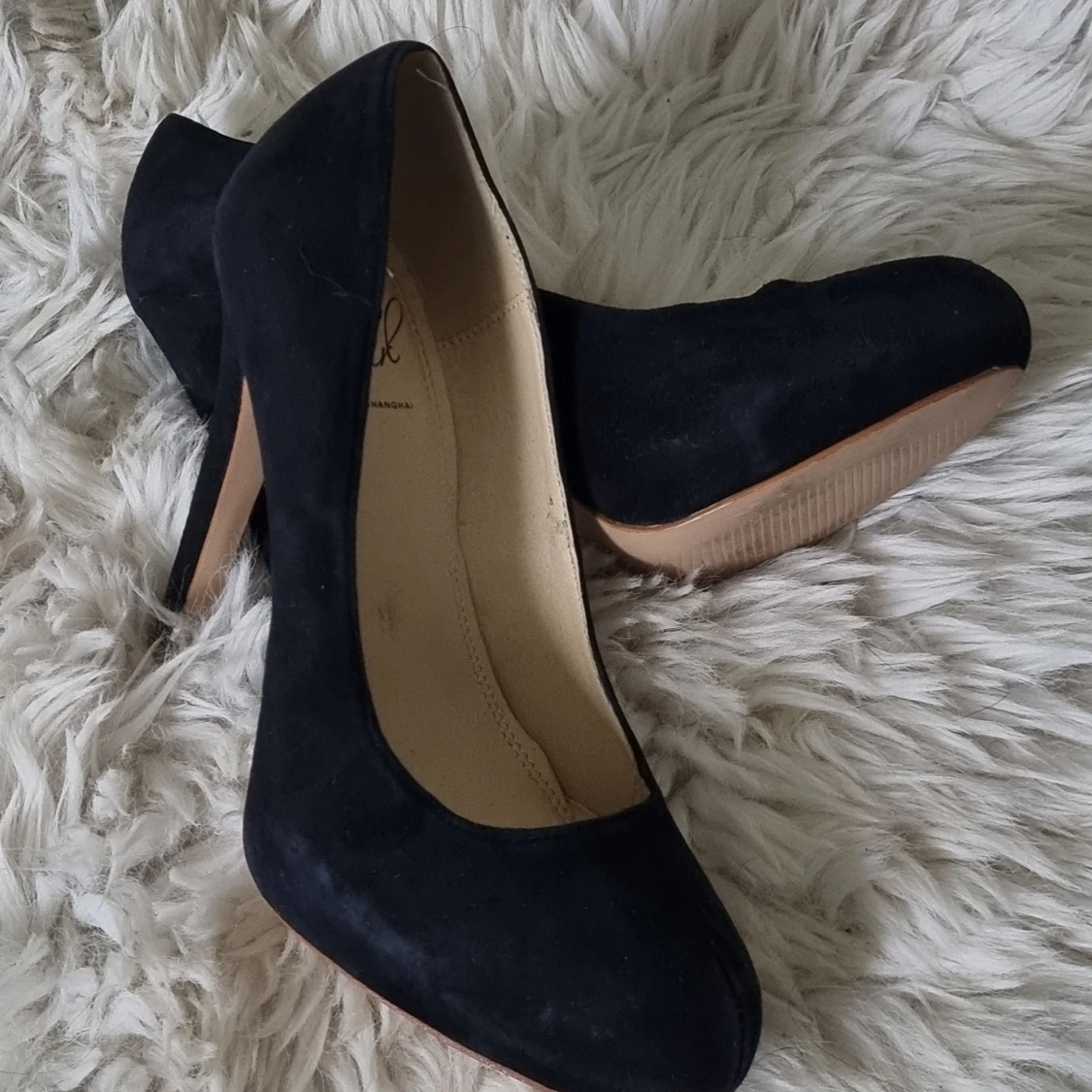 Svarta pumps i mocka med klack