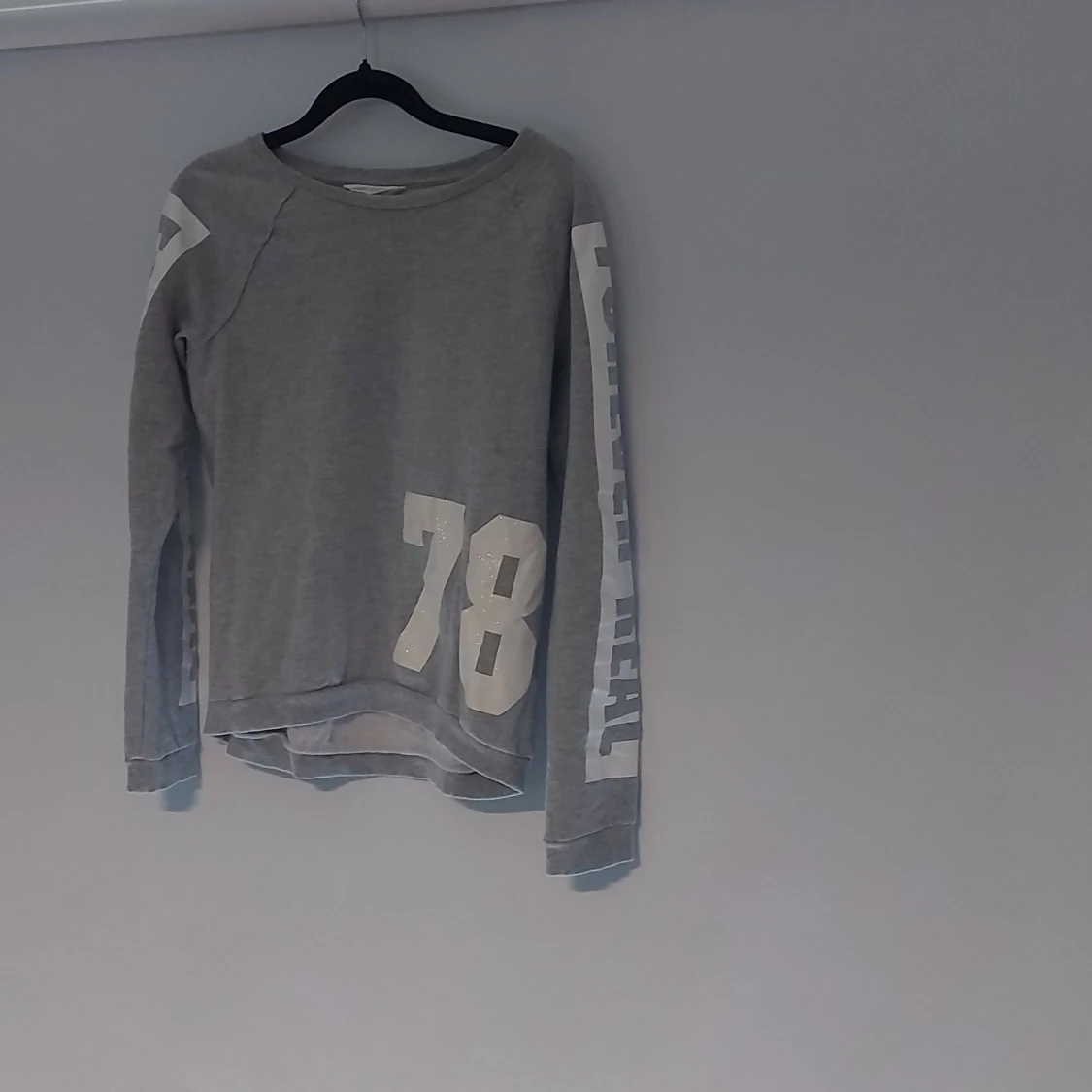 Grå långärmad tröja H&M "Forever Real"