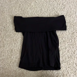 Svart offshoulder topp från Lefties - Säljer en svart offshoulder topp från Lefties i storlek S. Köpt i Spanien😍Finns en söm som gått upp där nere.💗