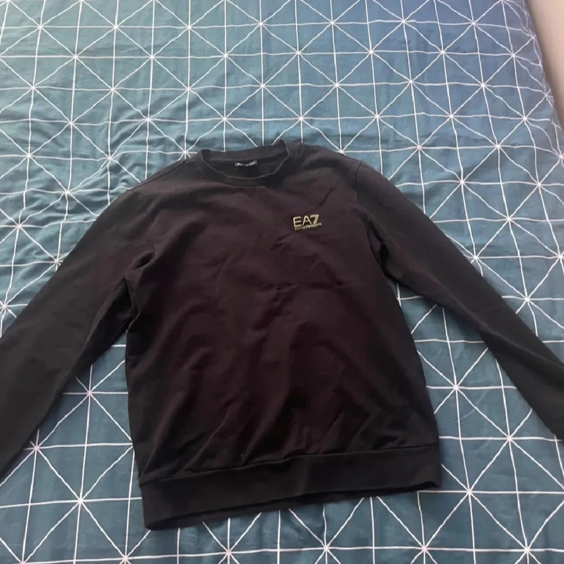 Svart EA7 sweatshirt med guld logga