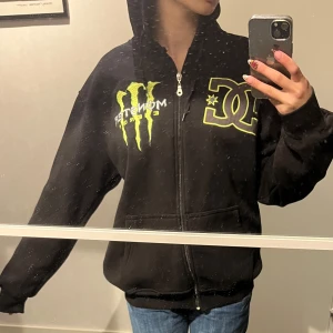 Monster x DC hoodie - Monster x DC hoodie. Knappt använd. Köpt på loppis men kommer inte till användning. Unik hoodie som inte finns att köpa annars. Osäker på om det är Dam eller Herr. Pris går att diskutera 