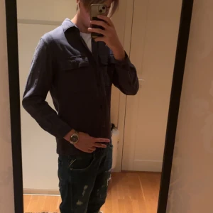 Mörkgrå overahirt från jack&jones - Säljer en stilren mörkgrå overshirt i storlek M. Eftersom den har blivit för liten. Hör av er om ni har frågor ni kan även lägga prisförslag!