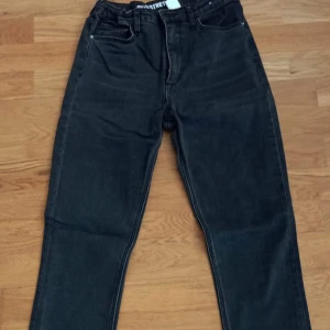 Svarta skinny jeans Superstretch 158 - Svarta skinny jeans från &Denim i superstretchigt material. Hög midja och klassisk femficksmodell. Jeansen har en smal passform och är perfekta för dig som gillar en tajt look. Storlek 158, passar dig som är runt 12-13 år.