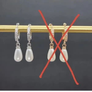 Örhängen med pärldroppar  - Snygga örhängen .Säljs i par i silver och guldfär.Längd-2,5cm