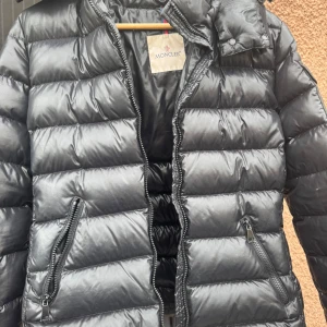Moncler Bady jacka - Jättefin jacka från moncler i strl 3 passar S/M i modellen bady i använt men fint skick! jackan är självklart äkta men då den är inköpt för ett antal år sedan finns kvittot inte kvar! tecken på användning finns men inga hål osv! för att bekräfta äktheten finns även en QR kod inuti jackan! då det är en äldre modell så har den inte nfc scan på loggan på armen! den är inköpt för ungefär 13000kr! tveka inte att höra av er om ni har frågor! serien på insidan av jackan harlossnat möts gärna i sthlm!