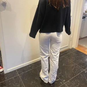 Vita jeans - Jätte snygga jeans från zara sönder på höger sida (sista bilden) de är inget som syns 