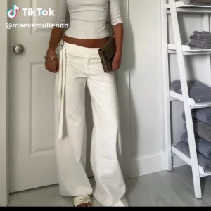 Vita wide byxor med snörning i sidan - LÅNADE BILDER! Säljer ett par vita wide byxor med låg midja från design by si. Byxorna har raka, vida ben och är tillverkade i ett lätt tyg som känns fräscht och somrigt (linne känsla). Säljer då jag beställde två storlekar och glömde lämna tillbaka, aldrig ens uppackade!