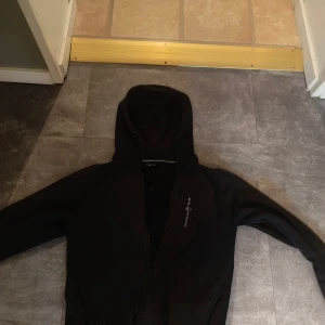 Sail racing zip hoodie  - Svart zip hoddies från sail racing. Har en del mindre slitage se sista bilden