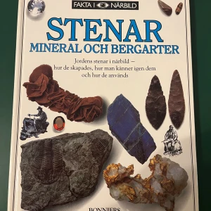 Stenar mineral och bergarter - I mycket fint skick. Kan hämtas i Vallentuna.