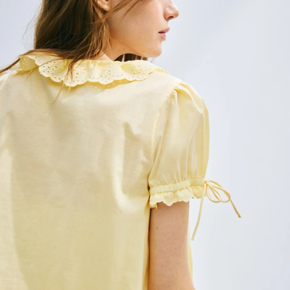 Gul blus med volang och knyt från Divided - 1