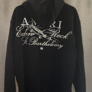 Amiri hoodie  - Helt ny aldriganvänd. Sitter som L, den va för stor för mig, riktigt fin och helt ny! Vid snabb affär kan jag gå ner i pris 