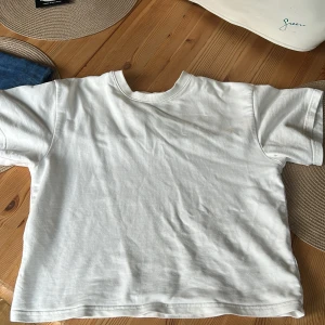  T shirt  - Säljs pga för liten. Jag kan ha på mig den men den är som en magtröja då. Vi kan diskutera pris du kan få den även lägre än 70kr!! 