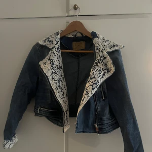 Jeansjacka med spetsdetaljer - Super fin! Lite croppad och oversized