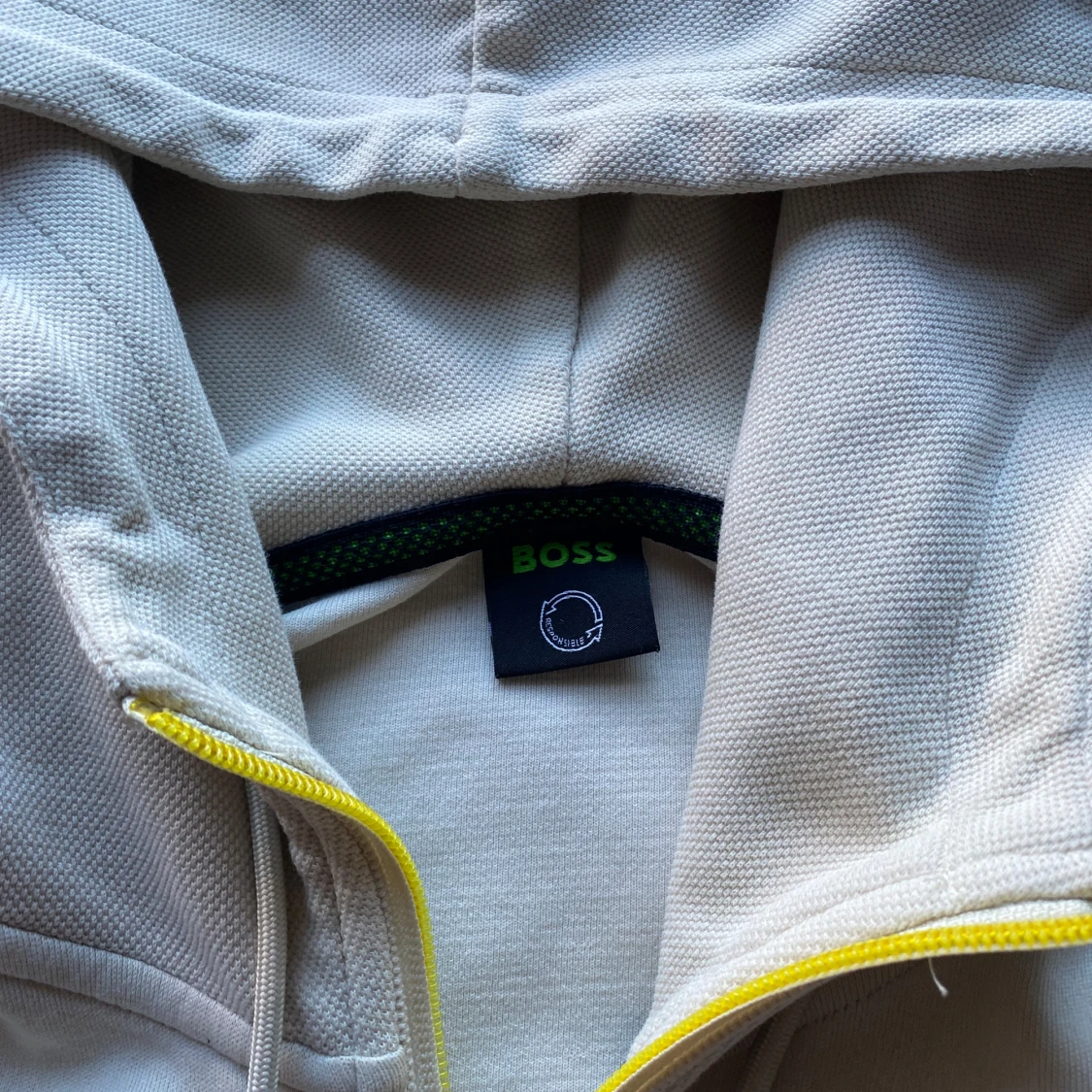 Ljusgrå hoodie från BOSS med dragkedja - 2