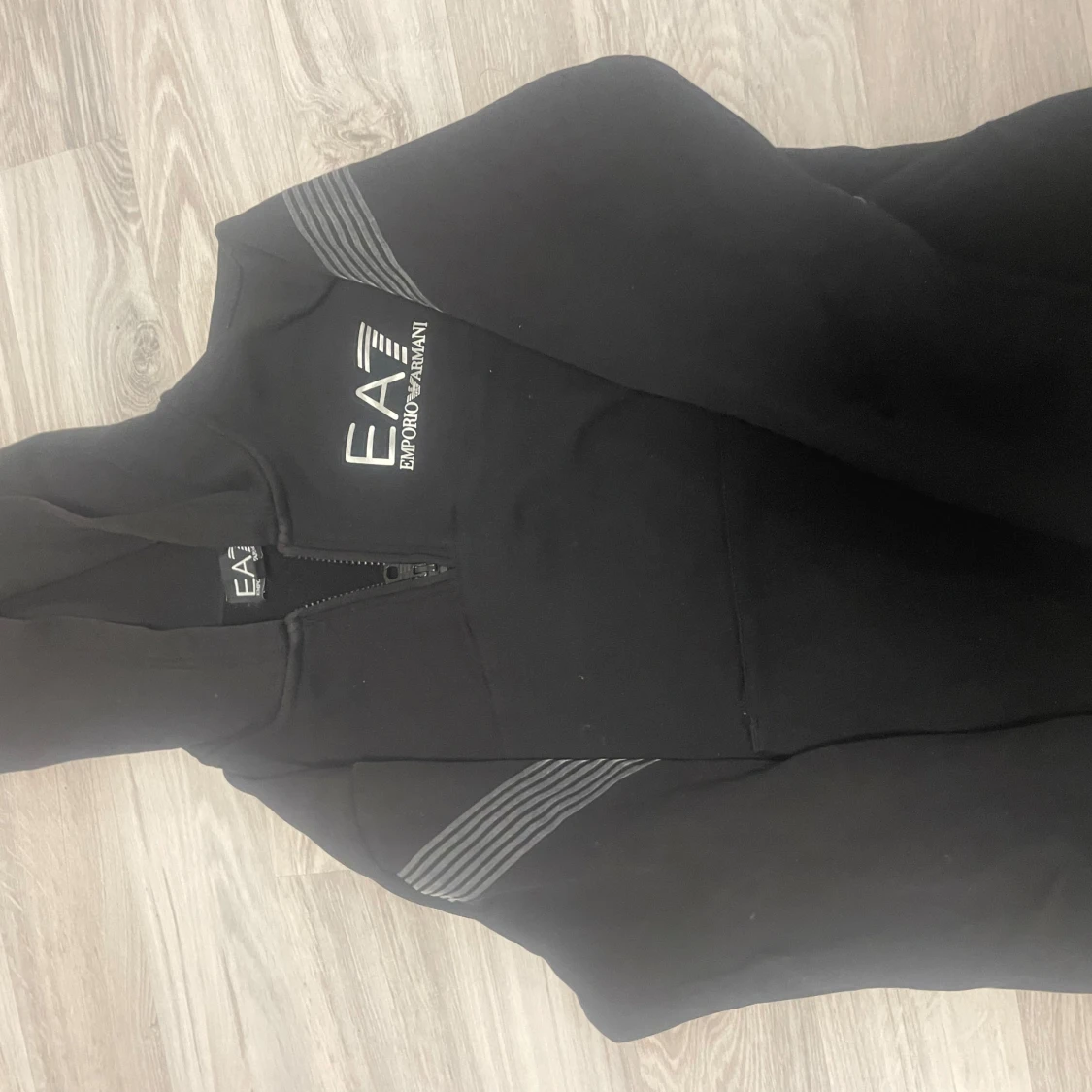 Svart EA7 hoodie med halv dragkedja