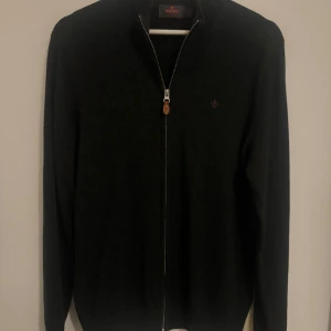 Svart merinoullskofta från Morris - Säljer en svart kofta från Morris i 100% merinoull. Den har två dragkedjor uppe och nere. Det är en väldig fin mörk grön färg. Är storlek L men är liten k storleken skulle säga mellan L och M men mäst M. Skriv till mig vid frågor pris 600kr ordinarie pris 1600. 
