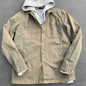 Olivgrön Overshirt - Mycket bra skick, knappt använd. Perfekt till hösten. Hör av er vid frågor eller funderingar!!