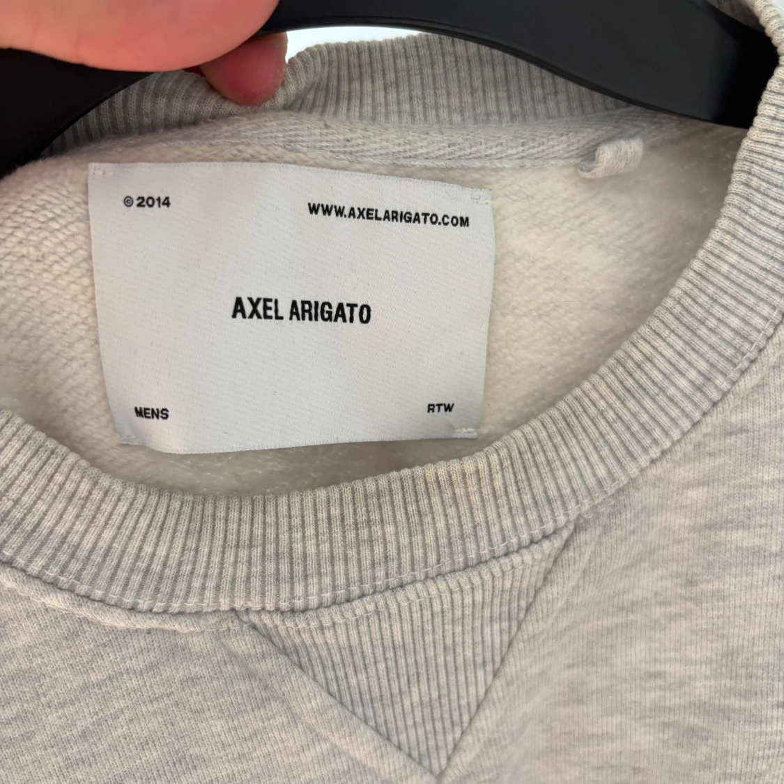 Grå sweatshirt Axel Arigato med patch Strl M - 2