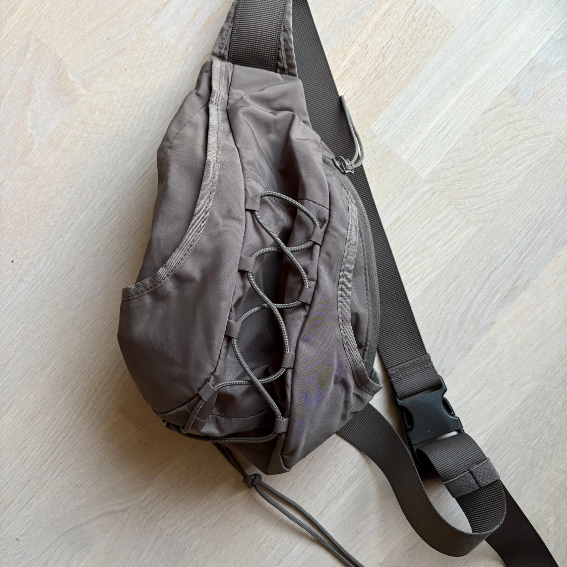 Grå Weekday axelväska med snörning