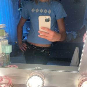 Blå Juicy Couture t-shirt - Säljer en ljusblå t-shirt från Juicy Couture med tryck framtill. T-shirten har rund halsringning och korta ärmar🩵🩵.