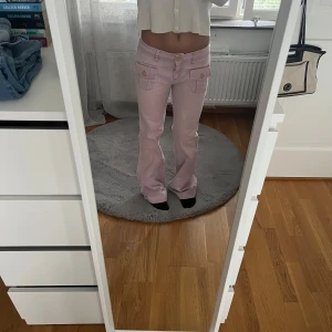 Ljusrosa bootcut manchesterbyxor - Säljer dessa ljusrosa bootcut jeans från märket Sfera, de är i storlek 40 står det men sitter såhär på mig som normalt är 34/36, och därmed skriver jag att de är storlek 36/38 för det är min uppfattning. Det syns att de har vart använda. 