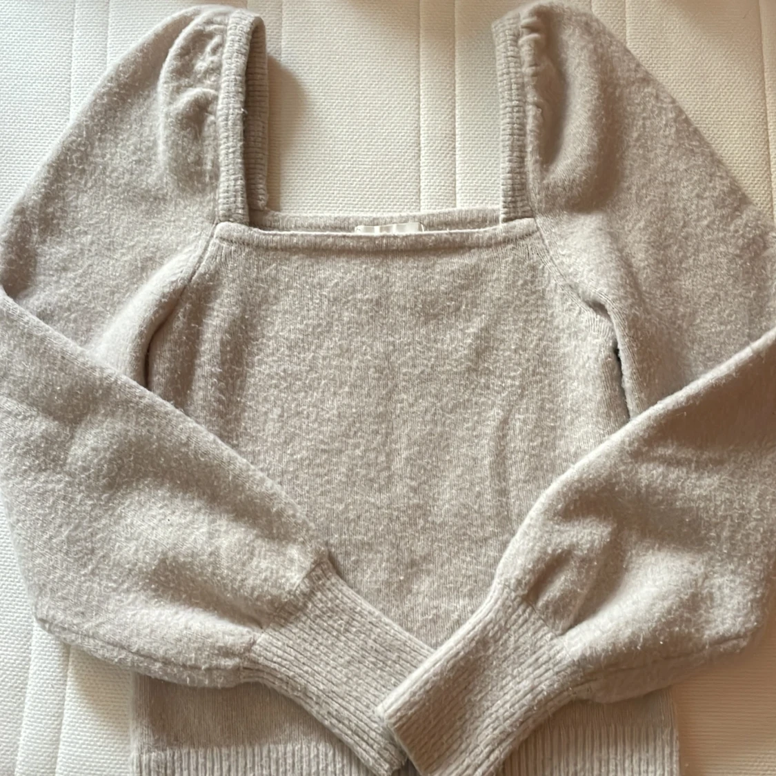 Beige stickad tröja med puffärm - 2