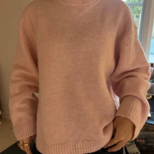 Rosa stickad tröja  - Rosa stickad tröja från Gina tricot. Mycket bra skick i storlek M. Lite oversized fit🩷