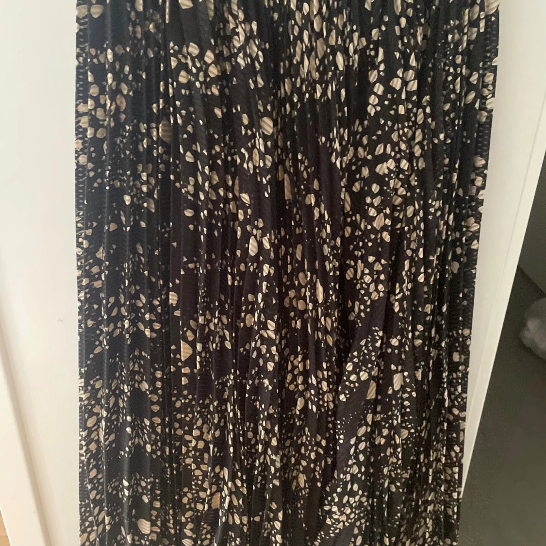 Svart långkjol med beige mönster