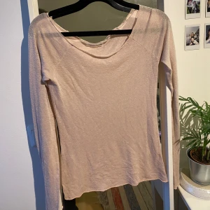 Glittrig långärmad topp - Tajt långärmad glittrig topp i rosa, köpt från design by si. Knappt använt. Ganska genomskinlig, vilket är meningen.