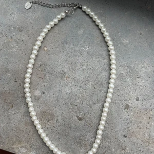Pärlhalsband  - Snyggt halsband med vita pärlor och justerbar silverfärgad kedja. Helt ny, pris kan diskuteras💕