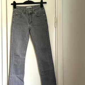 Grå straight jeans från Acne Jeans - Snygga grå jeans från Acne Jeans med klassisk femficksdesign och raka ben. Jeansen har en ljusgrå ton, modell HEX. Storlek 25/32 