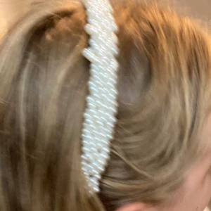 Diadem  - Jättefint diadem med pärlor på🩷🌸