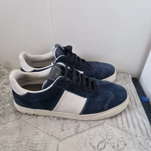 Valentino flycrewi blå sneakers - Riktigt feta skor från Valentino väldigt svåra att få tag i eftersom dem inte tillverkas längre. nypris 8000kr  hör av er vid frågor!